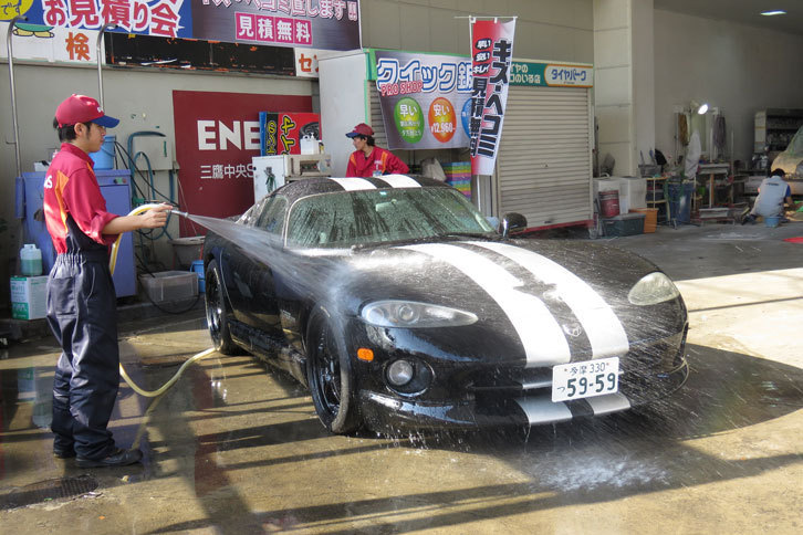 東京・武蔵野のガソリンスタンドで洗車中の「バイパー」。1980mmという全幅ゆえに洗車機に入らず、洗車代が高額になってしまうのもこのクルマの難点である。まあ、自分で洗車すればいいだけの話なんだけど……。