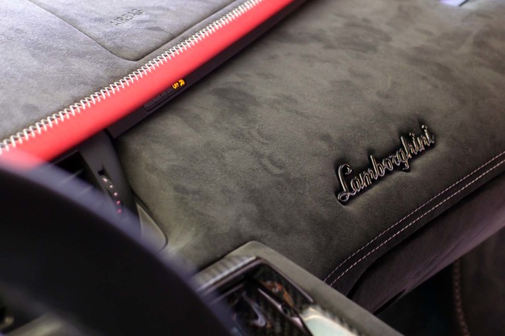 ランボルギーニ・アヴェンタドールLP780-4 Ultimae（助手席前方のインストゥルメントパネル）