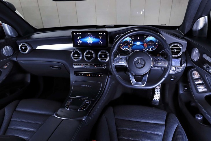 出品車両のコックピット周辺部。楽天Carオークションでは、事前にETCやドライブレコーダー、後付けのオーディオなどを取り外してからの売買も可能だ。