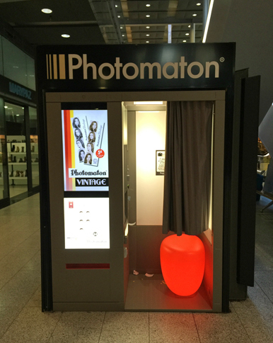 スピード写真機「フォトマトン」は近年、あのフィリップ・スタルクによるデザインのものが増えている。サン・ラザール駅で。