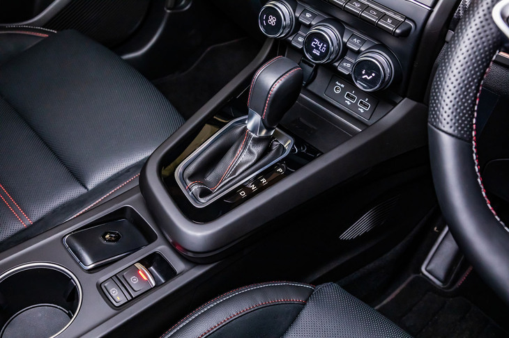 デュアルクラッチ式の7段DCTを介して前輪を駆動。「E-TECHハイブリッド」には設定のなかったシフトパドルも備わっており、ステアリングホイールから手を離すことなく瞬時にギアチェンジが行える。