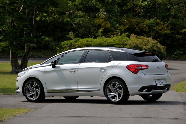 ハッチバックともステーションワゴンとも異なる、ユニークなスタイリングが「DS 5」の特徴である。