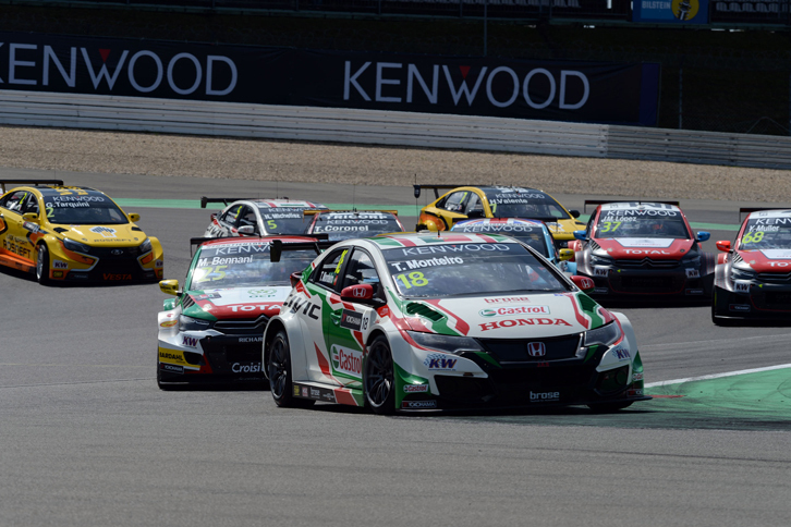 ツーリングカーの最高峰シリーズであるWTCC（世界ツーリングカー選手権）も、ニュル24時間と同時に開催された。28日の土曜日に各3周のオープニングレース、メインレースが行われ、ともにシトロエンのエースとして「CエリーゼWTCC」を駆るホセ-マリア・ロペスが勝利を手にした。