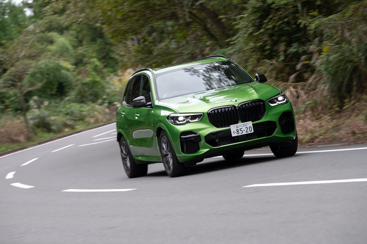 「xDrive40d Mスポーツ」の車両重量は2420kg（試乗車の仕様では2450kg）とまさに重量級だが、トルクフルなパワートレインと高度な駆動システムやドライブトレイン、サスペンションの制御により、タイトなワインディングロードも苦もなく走る。