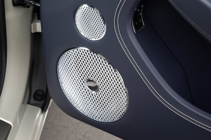 オーディオは10スピーカー、10チャンネルアップの650W仕様が標準。高級オーディオとして知られるB&O（1500W）やnaim（2200W）もオプションとしてラインナップされる。