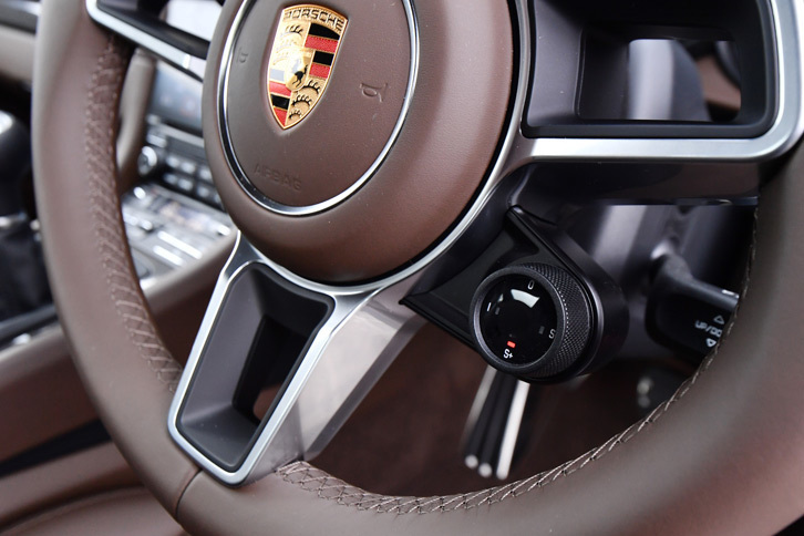 走行モードの選択に使うステアリングホイールのロータリースイッチ。選択されたモードに応じて、ダンパーの減衰力やエンジンマウントの制御、PDK仕様ではシフトプログラムなどが変化する。