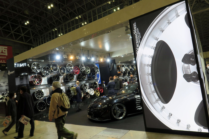 「東京オートサロン2023」におけるヨコハマホイールのブースの様子。