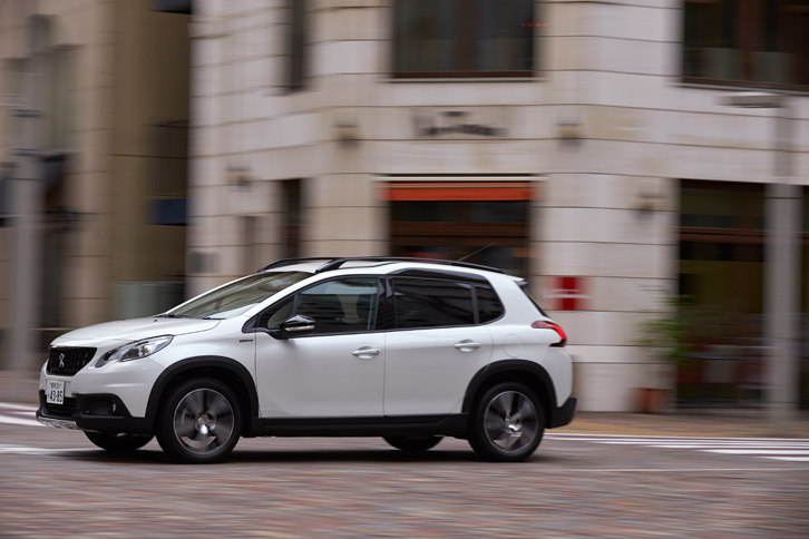 SUVといえども、ほとんどのユーザーにとってはデイリーユースで走る道はオンロードである。燃費性能をかんがみると、必ずしも四輪駆動がベストな駆動方式とはいえない。