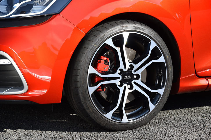 タイヤは「ミシュラン・パイロットスーパースポーツ」で、18インチアロイホイール「RADICAL」と組み合わされる。