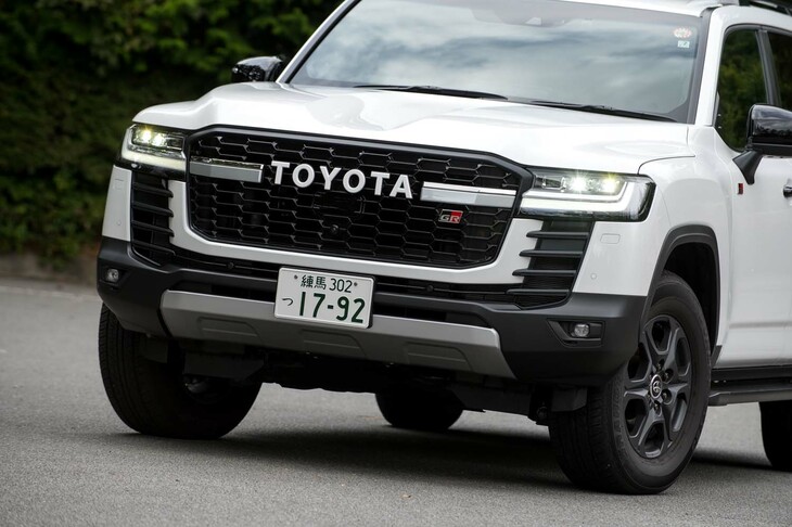 ボンネットの2つのパワーバルジが目を引く「ランドクルーザー“300”」のフロントまわり。バルジの間をくぼませて前方の視界を確保している。（写真：向後一宏）