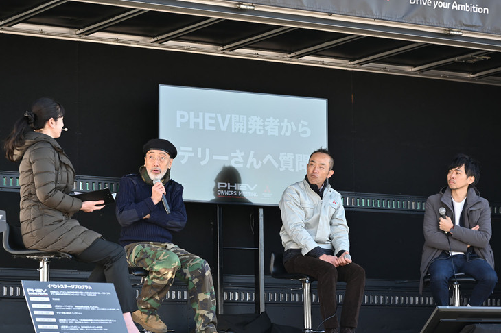 メインステージで展開されたテリー伊藤と「アウトランダー」の開発スタッフによるトークショー。テリー伊藤は「デリカD：5」だけで4台は買ったという大の三菱党であり、当然新型「アウトランダー」も購入。「だいぶ納車を待たされたよね」と期待どおりの忌憚のない意見を述べていた。