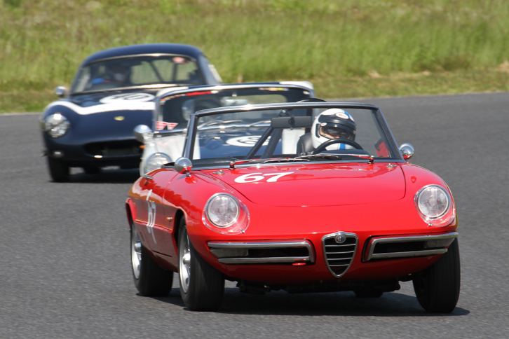 エバーグリーンカップで、数周にわたって三つどもえのバトルを展開した1967年「アルファ・ロメオ・スパイダー」、67年「ホンダS800」、そして59年「ロータス・エリート」。
			 