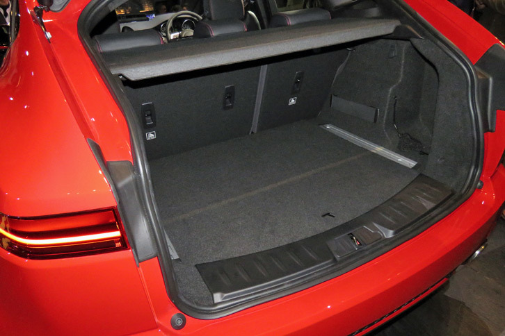 ジャガーEペース ファーストエディション2.0L P250（ラゲッジルーム）