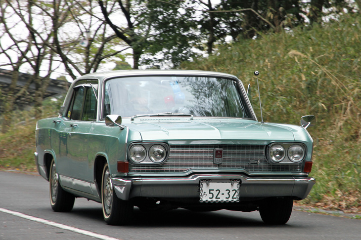 ちょっぴりカスタムが施された1973年「三菱デボネア エグゼクティブ」。22年に及ぶ初代デボネアの歴史の中で、生産期間が短かった2リッター直6 SOHCクロスフローの「サターン6」エンジン搭載モデル。