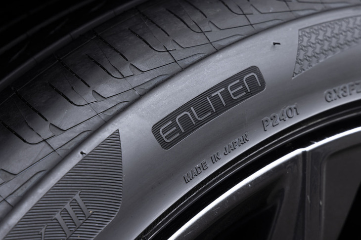 「ENLITEN」とはブリヂストンの商品設計基盤技術で、まずはタイヤとしての基本性能を磨き上げたうえで、コンフォートタイヤなら快適性、スタッドレスタイヤなら氷雪性能……と、各製品の用途ごとに求められる性能を高めるというものだ。国内向けの市販製品としては、「REGNO GR-XIII」で初採用された。