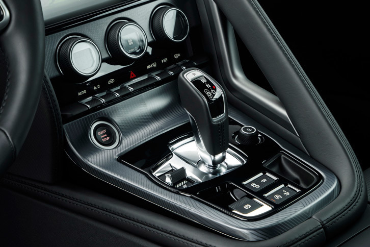 センターコンソールに備わる8段ATのシフトセレクター。本国仕様では、直4モデルのトランスミッションには8段ATと6段MTが用意される。