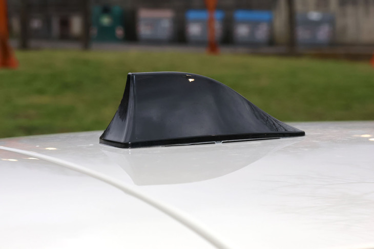 アンテナはポール式からシャークタイプに変更。