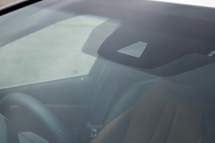 クラウンは全車、先進の安全装備「Toyota Safety Sense」を標準装備。走行時や渋滞時、駐車時の衝突事故を回避するよう運転をサポートする。