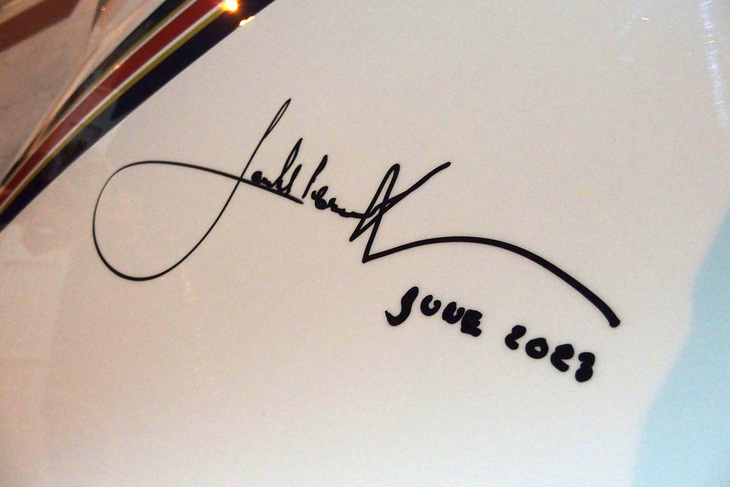 2023年6月、ポルシェ・エクスペリエンスセンター東京で行われた「ポルシェフェスティバル」に、パリダカとルマン24時間レースの覇者ジャッキー・イクス氏が来日。今回試乗した「911ダカール」のフロントボンネットに、同氏のサインが残された。