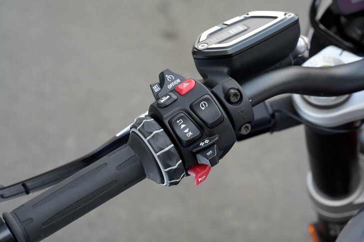 ディスプレイ表示の切り替えなど、さまざまな機能のボタンが備わる左のスイッチボックス。日本仕様には「コンフォートパッケージ」が標準で採用されており、グリップヒーターや定速制御のクルーズコントロール、クイックシフターの「ギアシフトアシスタントプロ」などが、デフォルトで装備される。