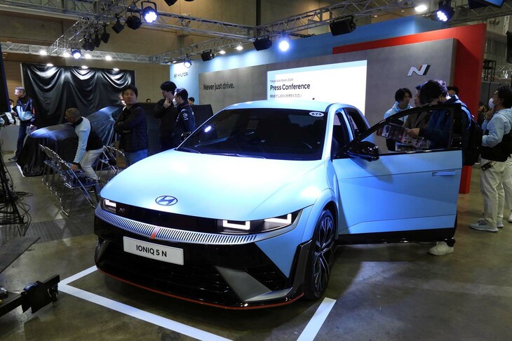 「東京オートサロン2024」の会場より、ヒョンデのブースの様子。