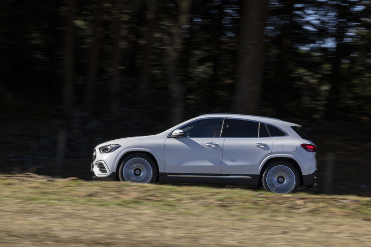 アダプティブダンピングサスペンション装着によって最低地上高は190mmに下がっている（標準は205mm）。