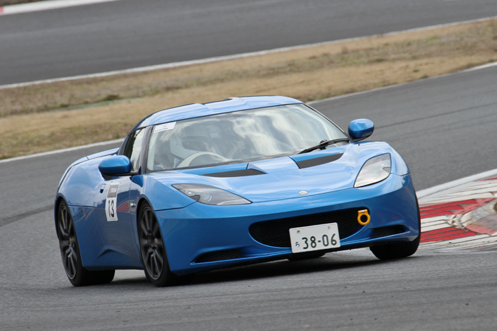 こちらは鮮やかなブルーに塗られた「エヴォーラ」。