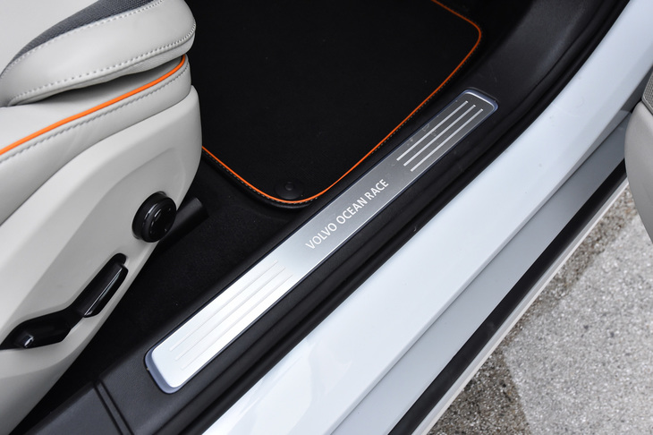 サイドシルには、イルミネーション機能付きの専用アルミニウム・スカッフプレートが装備される。