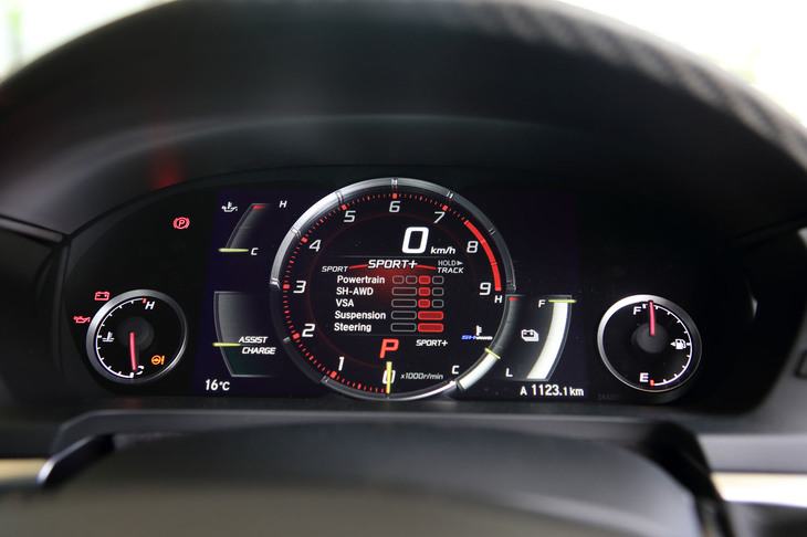 「NSX」の走行モードは、「クワイエット」「スポーツ」「スポーツ＋」「トラック」の計4モード。ドライバーの好みに合わせてエンジンや足まわりなどの制御を個別に変更する“個人設定モード”は用意されない。