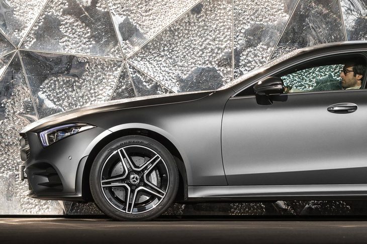 「CLS」のフロントまわりのサイドビュー。長いノーズに短いフロントオーバーハング、ドアからやや距離を置いて配置されたタイヤなど、FR車ならではの特徴を生かし、さらに強調したスタイリングとなっている。