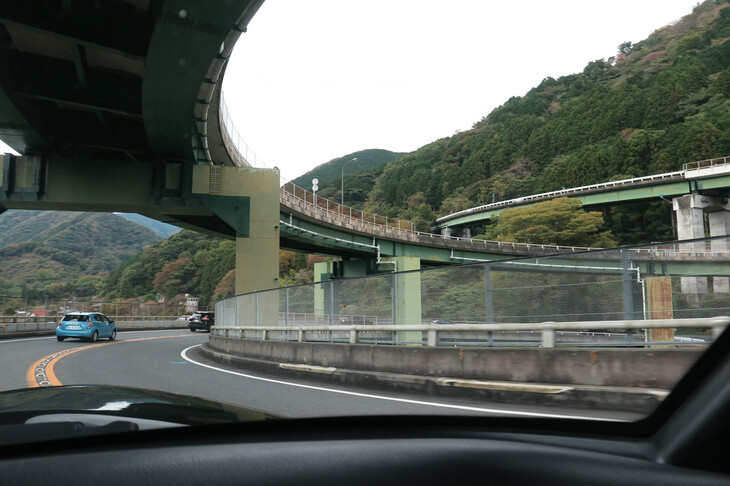 伊豆ドライブの名所として知られる「河津七滝ループ橋」。橋のたもとに駐車場があるはずなのだが、入り口を見つけられずにスルーしてしまった。幹事さま、その節は大変ご迷惑をおかけいたしました……。