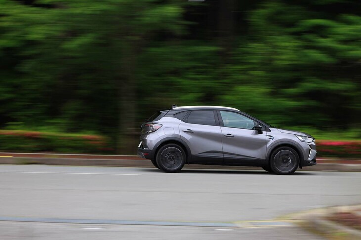 車重は1330kgと、フルハイブリッド仕様より90kg軽量。同じパワートレインを積む「アルカナ」と比較しても、50kg軽い。