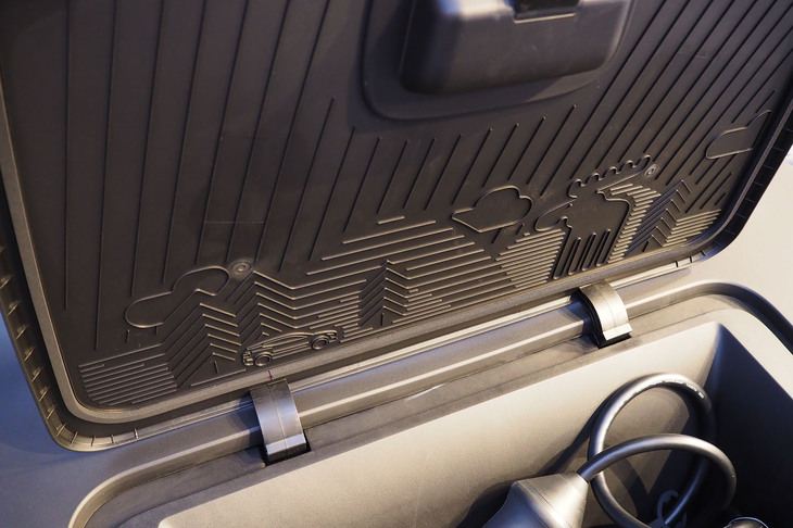 ボルボEX30クロスカントリー（用品装着車の前部荷室）