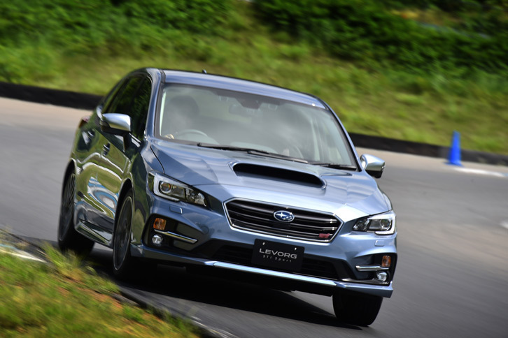 富士スピードウェイのショートサーキットを走る「レヴォーグ2.0STI Sport EyeSight」。