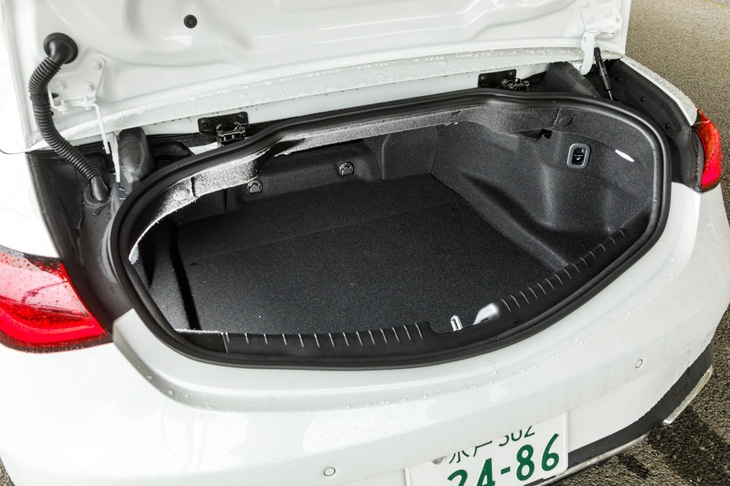 トランク容量はソフトトップクローズ時（写真）が385リッターでオープン時が295リッター。意外に奥行きがある。