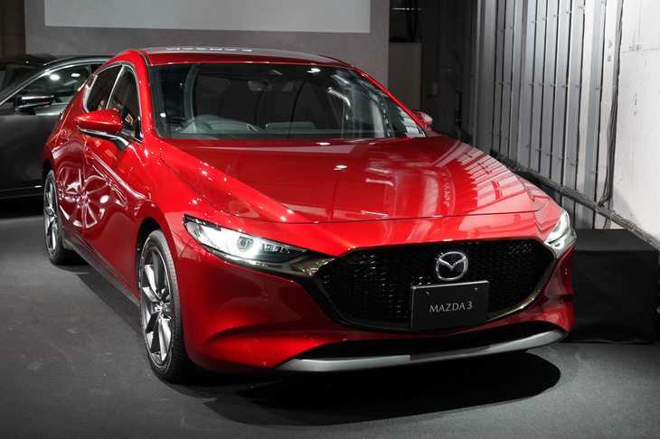 リアまわりだけでなく、「セダン」と「ファストバック」ではフロントフェンダー部の造形が微妙に異なっているという。