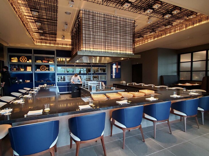 「炉端 OYAMA」は、沼津港でその日の朝に陸揚げされた魚をはじめ、静岡の食材を生かした料理が自慢。写真はそのオープンキッチン。