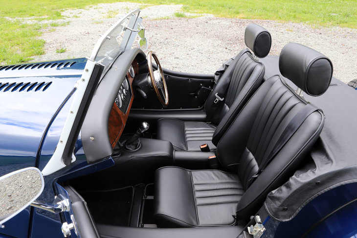 無数に用意されたオプションもモーガンの大きな魅力。例えばダッシュボードの素材は6種類、シートカラーはヤールウッドのレザー素材だけでも16種類用意されており、自分の好みに応じて理想の一台を作ることができる。