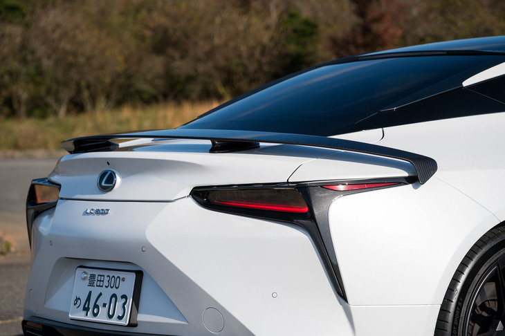 リアには固定式のスポイラーを装備。高さは控えめながらボディーサイドまで回り込んだ翼形状が特徴的だ。