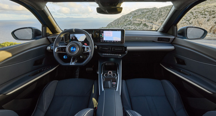 各部にナッパレザーを使ったキャビンはプレミアムと呼ぶにふさわしい質感だ。センタースクリーン周辺はドライバー側に傾けてレイアウトされている。