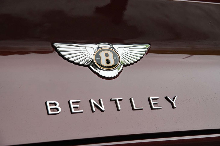 2019年に生産されるベントレー車には「センテナリースペシフィケーション」と呼ばれる、100周年を記念したパッケージオプションが装着できる。写真のトランクリッドの「B」エンブレムには「1919-2019」の数字が添えられ、「センテナリーゴールド（金）」色で囲われる。