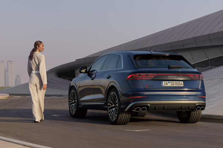 「SQ8」には、低速では前輪と逆方向に最大5°、高速では前輪と同じ方向に操舵する「オールホイールステアリング」が標準で装備される。