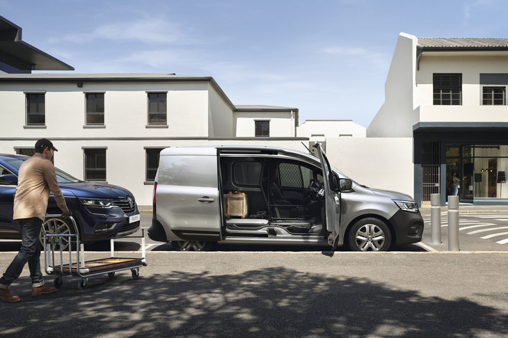 「カングー バン」に搭載される「イージーサイドアクセス」機能。Bピラーレス構造による1416mmの横開口幅が魅力的だ。