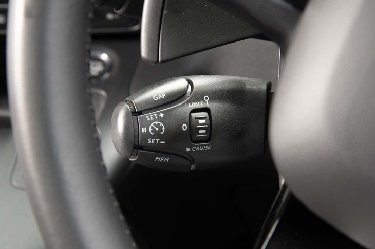 アダプティブクルーズコントロールはステアリングポストの左下から生えたレバーで設定する。ブラインド操作が前提となっているだけあって直感的に使える。