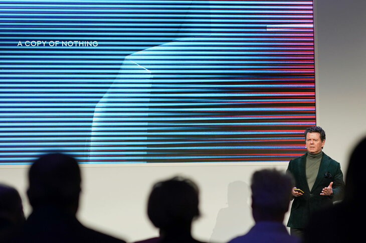 最近はメーカーやブランドの顔役として、デザイナーや元デザイン部門の人物が活躍する例も多い。写真はジャガーのブランド改革を解説する、JLRのジェリー・マクガバン氏。（2023年4月）