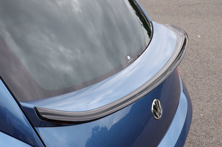 リアゲートに「2.0 Rライン」専用デザインの大型リアスポイラーを装備。