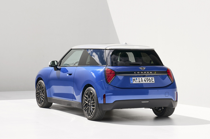 欧州における新型「MINIクーパー」の価格は、先代モデルより安い3万2900ユーロ（約525万円）から。全幅、全高、ホイールベースはわずかに大きくなったが、全長は3.86mとコンパクトなままだ。