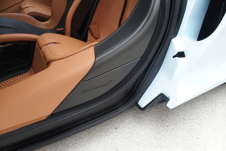 マクラーレン・スピードテール（サイドシル）
