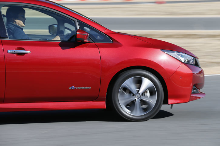 新型「リーフ」では、回生ブレーキと機械式ブレーキが統合制御される。日常走行の減速の約9割をアクセルペダルの操作だけでカバーできる。