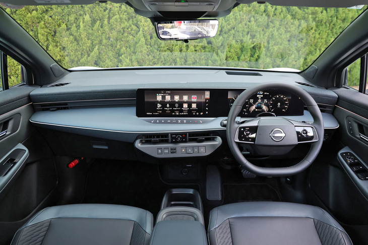 12.3インチの大型デュアルディスプレイが採用された、シンプルなデザインのインストゥルメントパネル。水平基調のダッシュボードやドアにはソフトなファブリック素材が用いられ、やさしい雰囲気に包まれる。